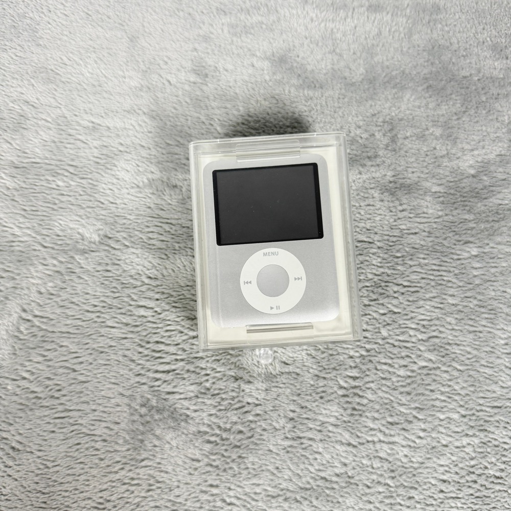 Apple 4GB iPod nano 3rd Gen Silver A1236 MP3 Parts or Repair